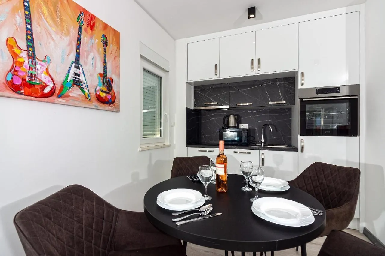 Apartment Villa Ivana In Kastela