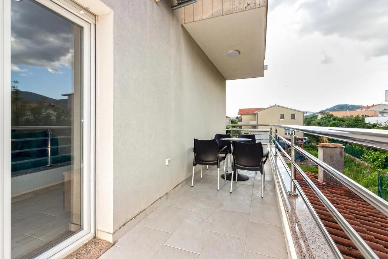 Villa Ivana In Kastela Apartment