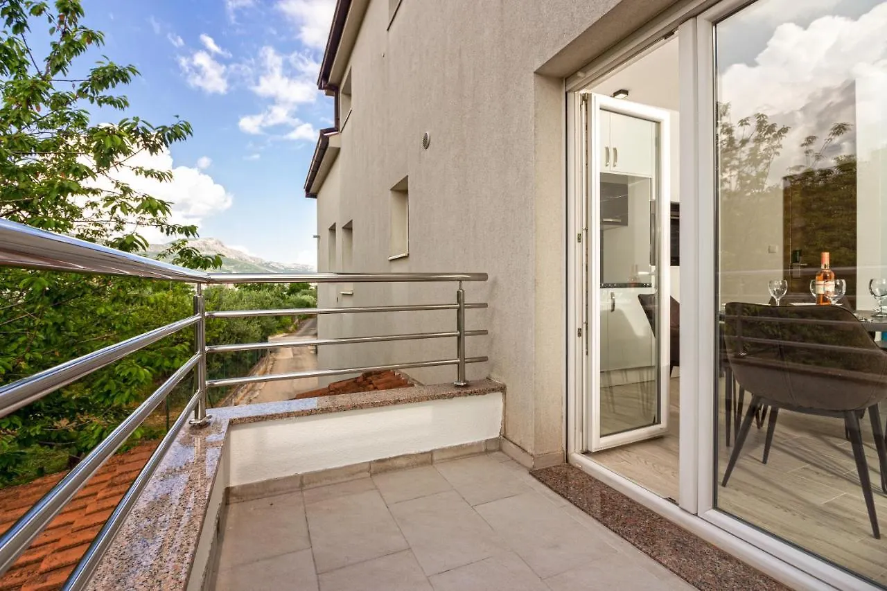 Apartment Villa Ivana In Kastela
