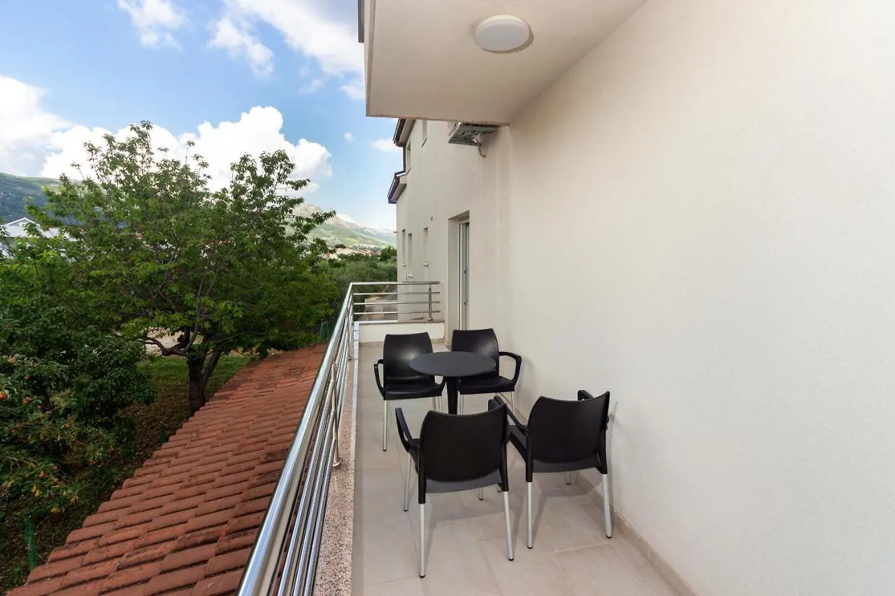 Apartment Villa Ivana In Kastela